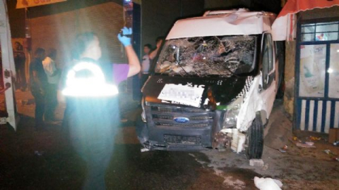 Minibüs insanların arasına daldı: 3 ölü, 5 yaralı