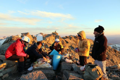 En sıra dışı iftar: Oruçlar 3 bin 331 metrede açıldı