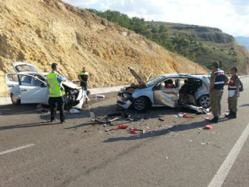 İki otomobil kafa kafaya çarpıştı: 2 ölü, 6 yaralı