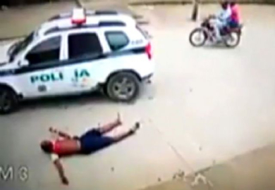 Motosikletli havada defalarca takla attı