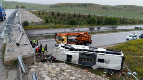 Yolcu otobüsü üst geçitten uçtu: 48 yaralı