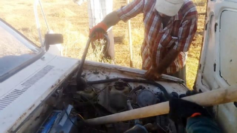 Otomobilden 2 metrelik yılan çıktı