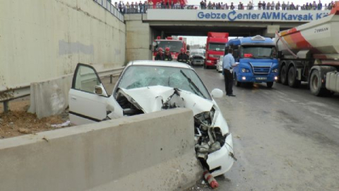 Beton bariyerlere çarptı: 4 yaralı