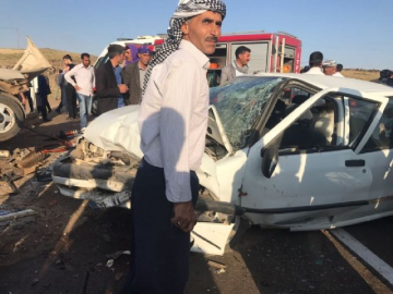 Otomobiller kafa kafaya çarpıştı: 7 yaralı