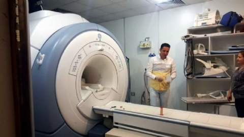 Emekli polisin belindeki silah MR cihazına yapıştı