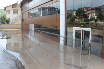 Sağanak yağış hayatı felç etti