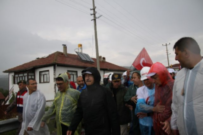 Kılıçdaroğlu sağanak yağmura yakalandı