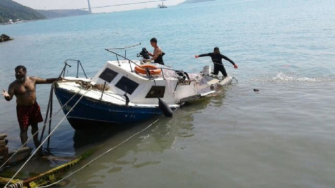 Balıkçı teknesi kayalıklara çarptı: 3 yaralı
