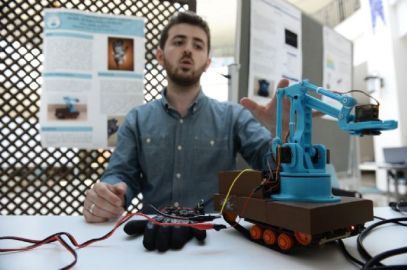 Üniversiteliden eldivenle kontrol edilebilen bomba imha aracı