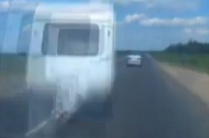 Karavan araca böyle çrptı