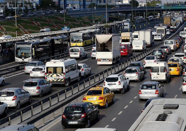 Bayram tatili nedeniyle boşalan İstanbul'da trafik köprü geçişlerinde kilitlendi