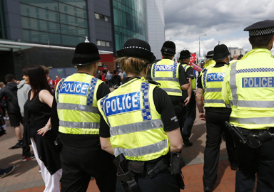 İngiltere'de bir araç bayramlaşan kalabalığa girdi