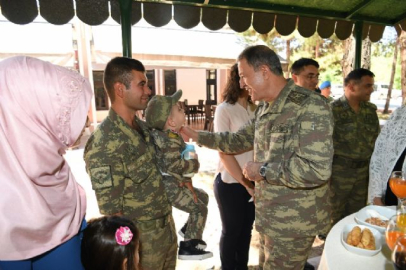 Orgeneral Akar Siirt'te asker ve güvenlik korucularıyla bayramlaştı