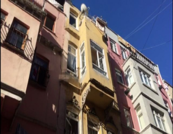 Fatih'te binanın 4'üncü katı çöktü