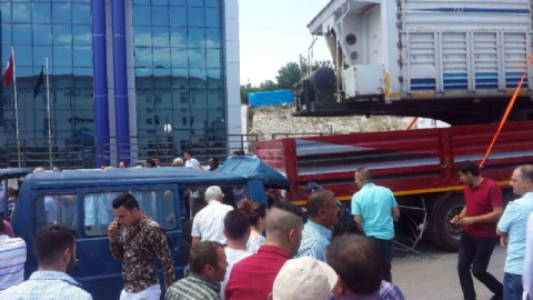Minibüs park halindeki tıra çarptı: 1 ölü, 4 yaralı