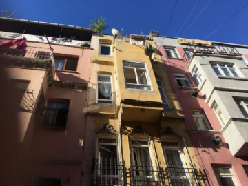 İstanbul'da binanın son katı çöktü: 1 ölü