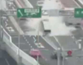 Kararsız sürücü yangın musluğunu patlattı