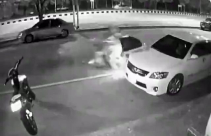 Motosiklet otomobilden inen şahsa çarptı