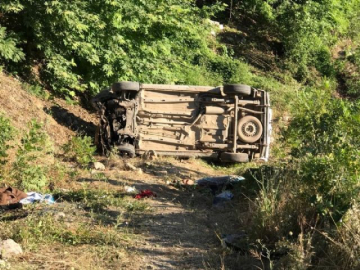 Hafif ticari araç şarampole uçtu: 2 ölü, 6 yaralı