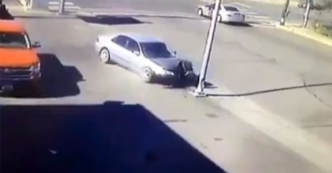 Sarhoş kadın sürücü direğe çarptı da çarptı