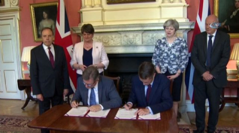 İngiltere'de hükümet için imzalar atıldı