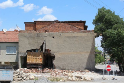 Eve giren kamyon 10 aydır çıkartılmadı