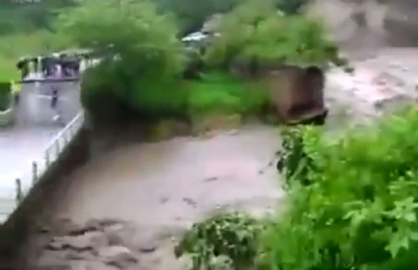 Köprü çöktü: İnsanlar aşağı düştü !