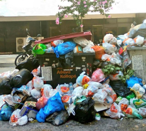 Yunanistan'da çöp dağları oluştu