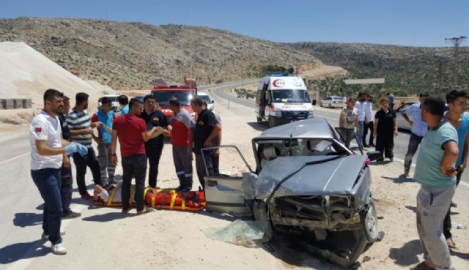 Otomobille hafif ticari araç çarpıştı: 15 yaralı