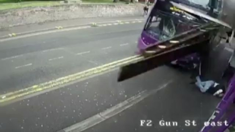 Otobüs çarptı, ayağa kalkıp yürüdü