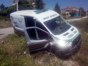 Cenaze arabası kaza yaptı: 1 ölü