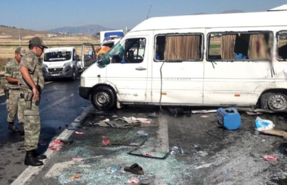 Yolcu minibüsü devrildi: 2'si ağır 19 yaralı