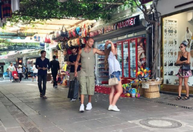 'Dünyanın en yakışıklı mahkumu' Bodrum'un tadını çıkardı