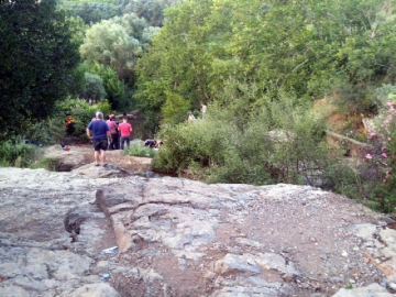 Dereye giren genç kayboldu