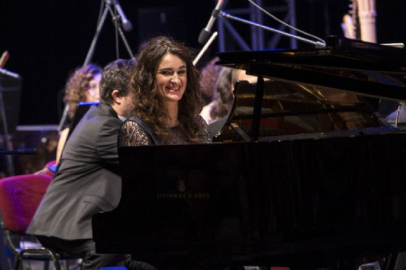 Festival coşkusu Anjelika Akbar ile başladı