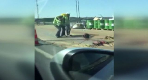 Köprüde işçiler halay çekerek eğlendi