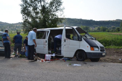 Lastiği patlayan minibüs devrildi: 8 yaralı