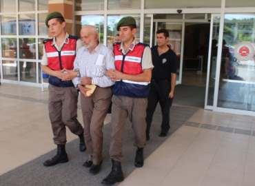 Oğlu ve torununu küfür ettiği için öldürdü