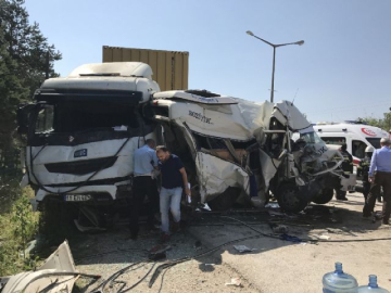 Servis minibüsü iki tırın arasında kaldı: O anlar kamerada