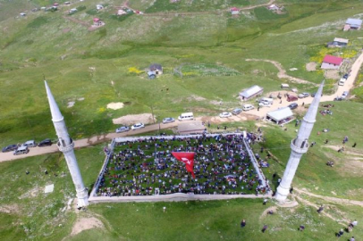 Bu caminin ne kubbesi ne çatısı var