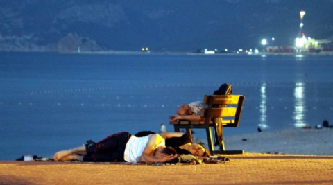 Geceyi denizde geçirdiler