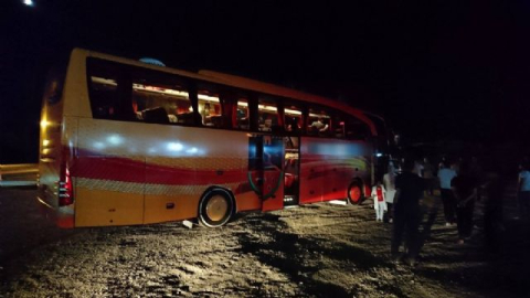 Otobüsün yedek şoförü yola savruldu