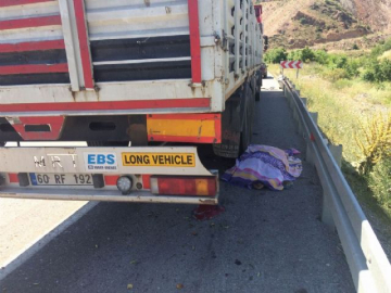 Tırın altında can verdiler