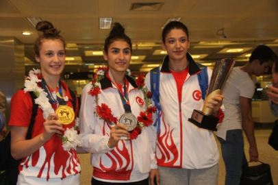 Dünya ikincisi tekvandocular yurda döndü