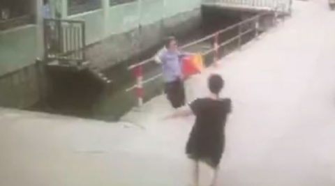 Yaşlı kadın su kanalına böyle düştü