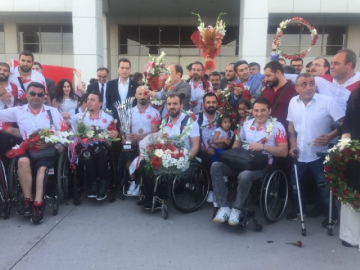 Şampiyon yurda döndü