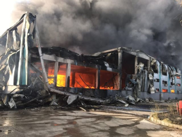 Boya kimya fabrikasında yangın