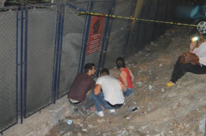 Kaldırımda yürüyen yayalara otomobil çarptı: 6 yaralı