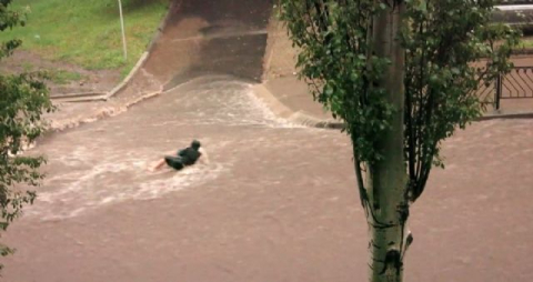 Sel suları böyle sürükledi