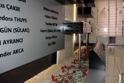 Madımak'ta hayatını kaybedenler anısına karanfil bırakıldı